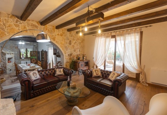 Zona salotto comunicante con la sala da pranzo – Villa I Mori
