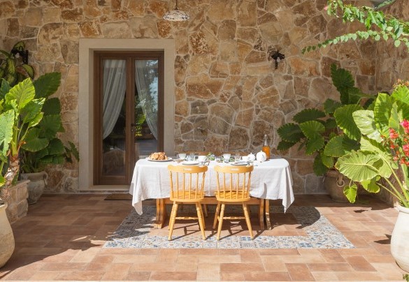 Deliziosa zona pranzo esterna sotto il portico – Villa I Mori