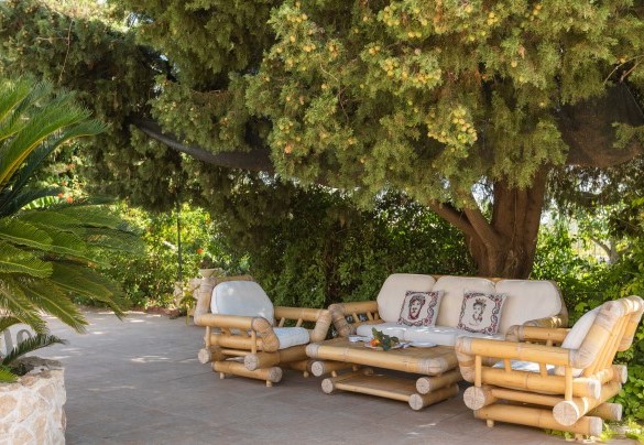 Comoda e rilassante zona living in giardino – Villa I Mori