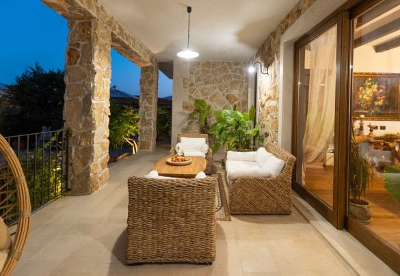 Graziosa area living esterna di sera – Villa I Mori