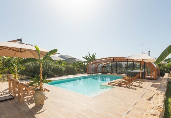 Zona piscina circondata dal giardino – Villa I Mori