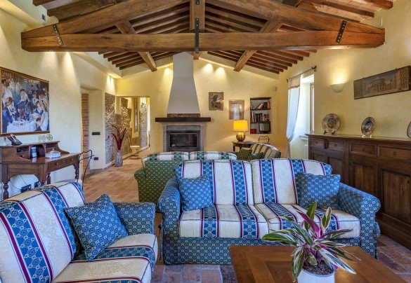 The large living area furnished with sofas, TV and fireplace - Villa Il Baiocco