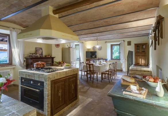 The large dining area, in open space with the kitchen and with direct access to the porch - Villa Il Baiocco
