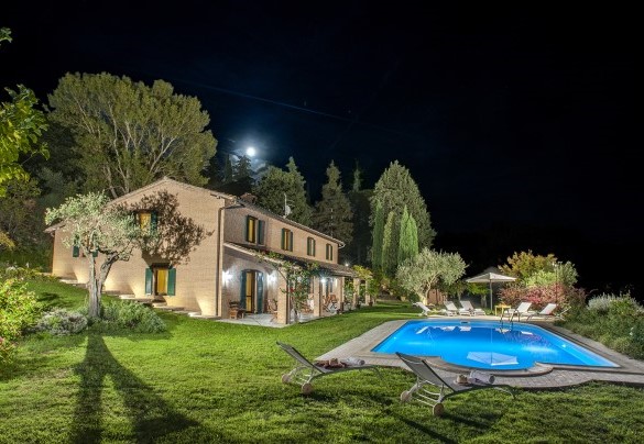 The villa and the pool in the evening lights - Villa Il Baiocco