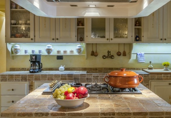 The fully equipped kitchen with a comfortable island in the middle - Villa Il Baiocco