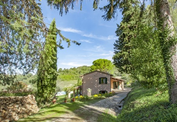 The unpaved driveway that descends from the gate towards the house – Villa Il Baiocco