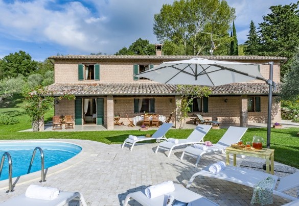 View of the back of the villa with the furnished porch and the swimming pool a few meters away - Villa Il Baiocco