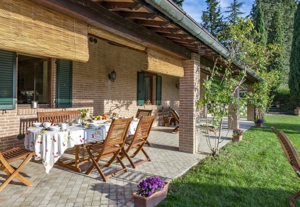 The beautiful porch for al fresco breakfasts and dinners, next to the dining area and the swimming pool - Villa Il Baiocco