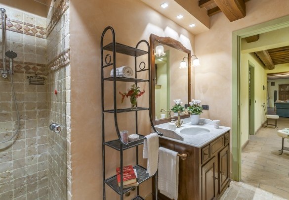 Bathroom n.2 with shower in the basement, near bedrooms n.3 and n.4 – Villa Il Baiocco