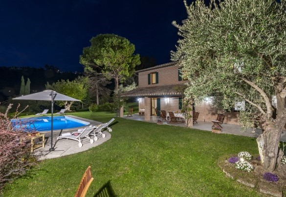 The villa and the pool in the evening lights - Villa Il Baiocco