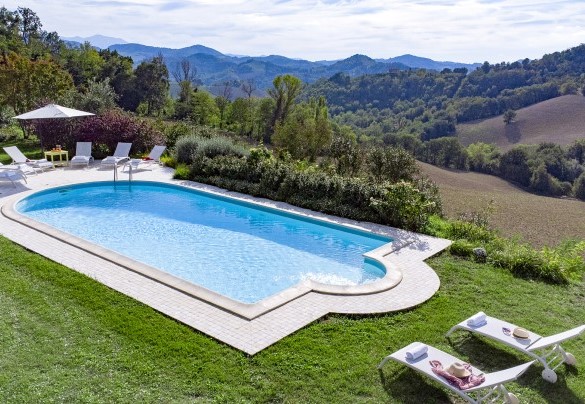 Bird’s-eye view of the swimming pool and the panorama of the surrounding hills - Villa Il Baiocco