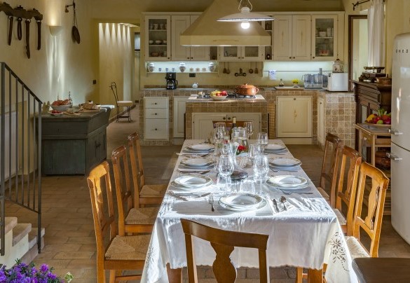The dining area, in open space with the kitchen and with direct access to the porch - Villa Il Baiocco