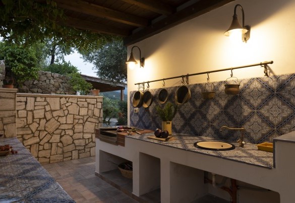 The outdoor kitchen with barbecue - Villa Il Basto