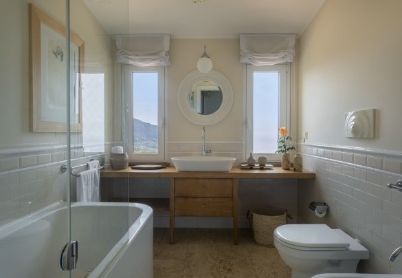 The bathroom n.2 on the first floor with bath - Villa Il Basto