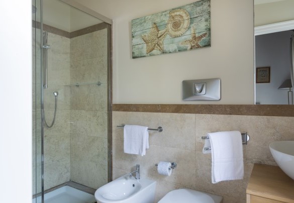 The ensuite bathroom n.1 with shower on the first floor - Villa Il Basto