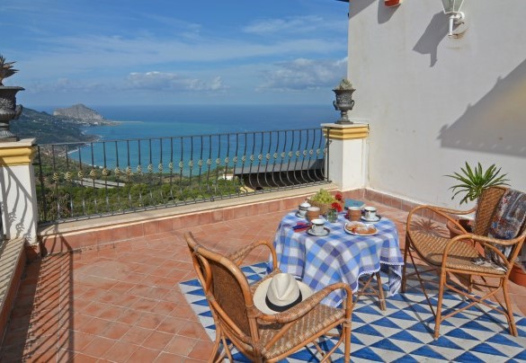 Balcone di una camera matrimoniale al primo piano - Villa il Basto