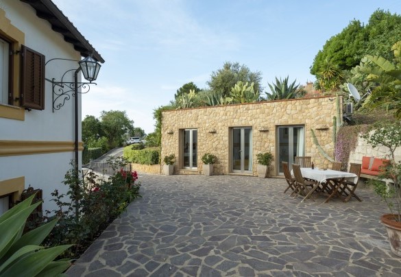 The annex and its outdoor dining area - Villa Il Basto