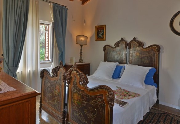 La camera matrimoniale al primo piano - Villa il Basto