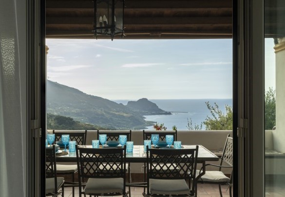 The outdoor dining area - Villa Il Basto