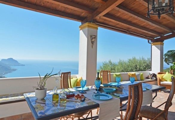 La zona pranzo esterna - Villa il Basto