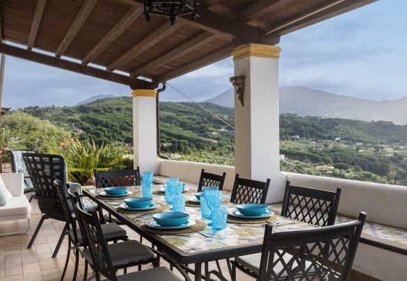 The outdoor dining area under the pergola - Villa Il Basto