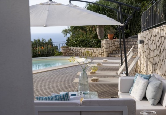 The living area by the pool - Villa Il Basto