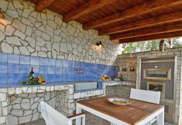 La cucina esterna con forno - Villa il Basto
