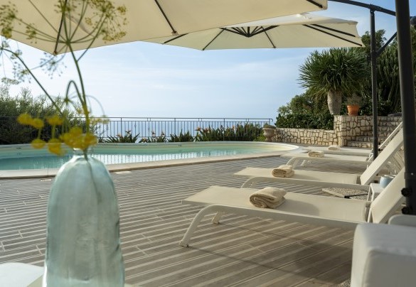 The pool area - Villa Il Basto