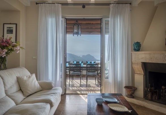The living gives onto the outdoor dining - Villa Il Basto
