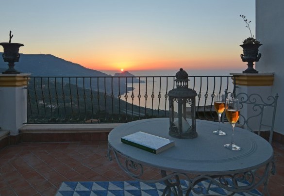 Il balcone di una camera da letto di sera - Villa il Basto