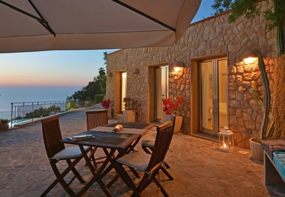 Zona relax esterna della dépendance illuminata di sera - Villa il Basto