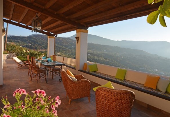 Zona lounge e zona pranzo sotto la pergola - Villa il Basto