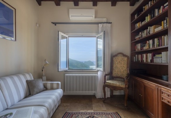 Living room with a double sofa-bed on the first floor - Villa Il Basto
