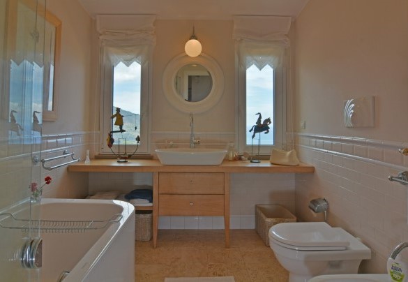 Il bagno al primo piano con vasca e doccia - Villa il Basto