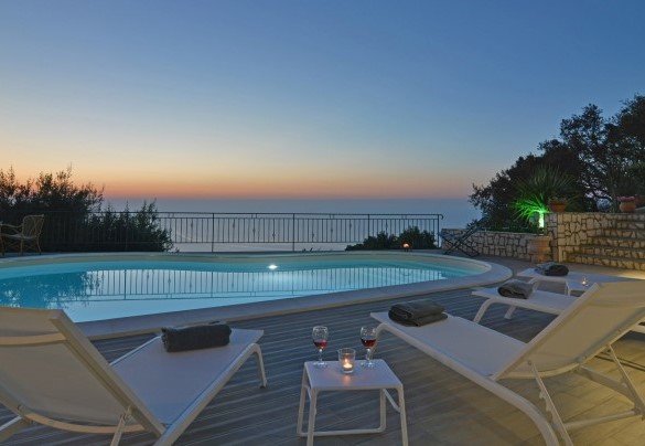 La piscina di sera - Villa il Basto