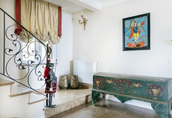 The entrance and stairway to the upper floor - Villa Il Basto