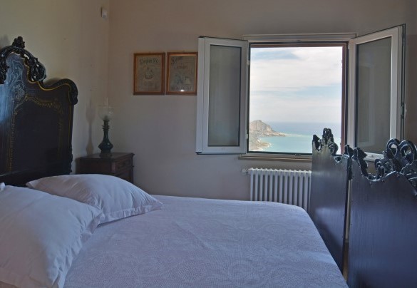 Una camera matrimoniale al primo piano - Villa il Basto