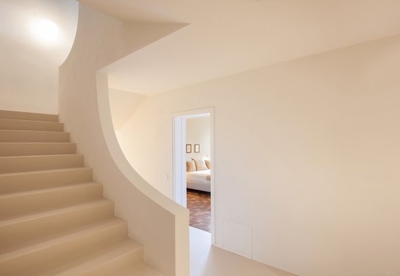 Scala interna che porta ai piani superiori - Villa il Belcanto