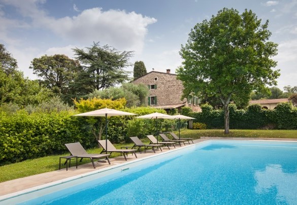 La piscina è immersa nel verde - Villa il Belcanto