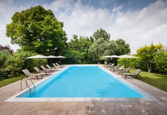 La piscina misura 12 x 6 m  - Villa il Belcanto