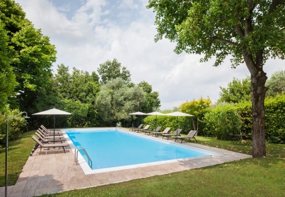 La piscina è profonda tra 140 e 190 cm  - Villa il Belcanto