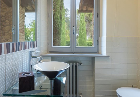 Bagno di servizio n.6 a piano terra - Villa Il Cedro