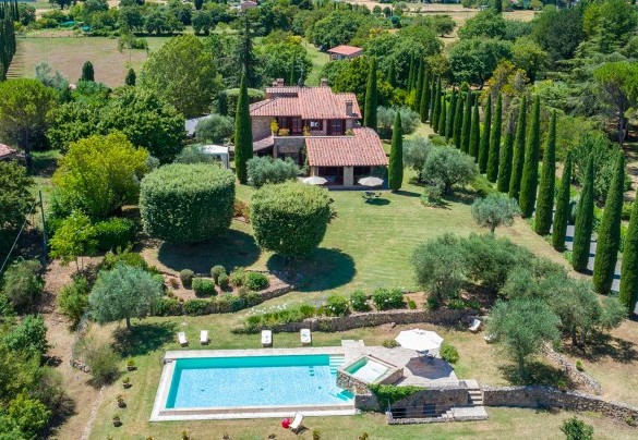 It is immersed in the peace of the countryside and surrounded by greenery - Villa Il Cedro 
