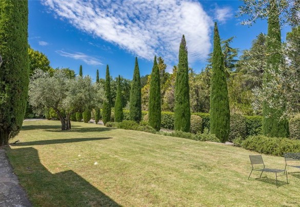 Il curatissimo parco di circa un ettaro e mezzo, recitato completamente, fa da cornice alla villa - Villa Il Cedro