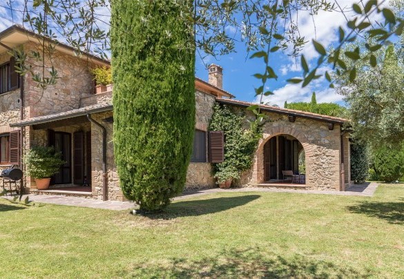 Immersa nella pace della campagna e circondata dal verde - Villa Il Cedro