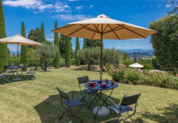 Il curatissimo parco di circa un ettaro e mezzo, recitato completamente, fa da cornice alla villa - Villa Il Cedro