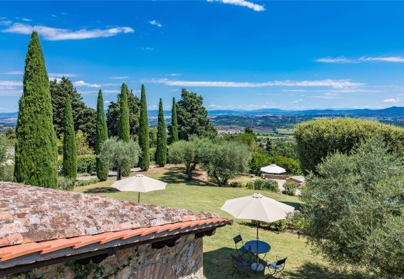 Il curatissimo parco di circa un ettaro e mezzo, recitato completamente, fa da cornice alla villa - Villa Il Cedro