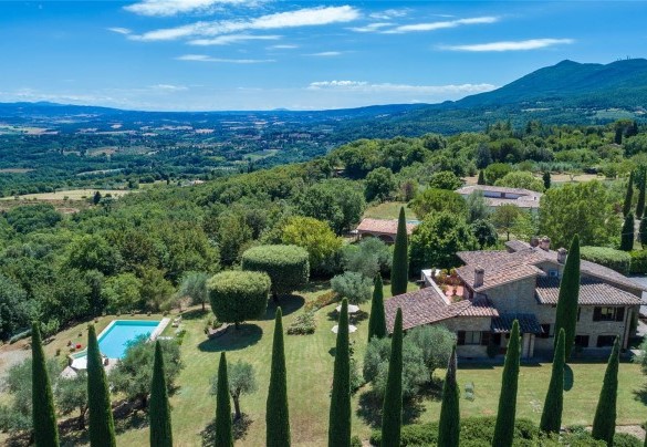 Si trova alle porte di Sarteano, in una zona residenziale tranquilla e in posizione assolutamente riservata, immerso nella pace della campagna e circondato dal verde - Villa Il Cedro