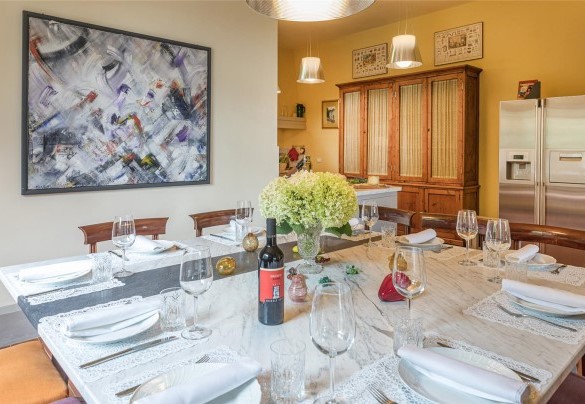 La zona pranzo interna che ospita il grande tavolo da pranzo al piano terra - Villa Il Cedro