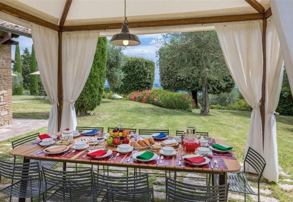 Davanti all’ingresso della zona giorno è allestito il gazebo per mangiare all’aperto - Villa Il Cedro